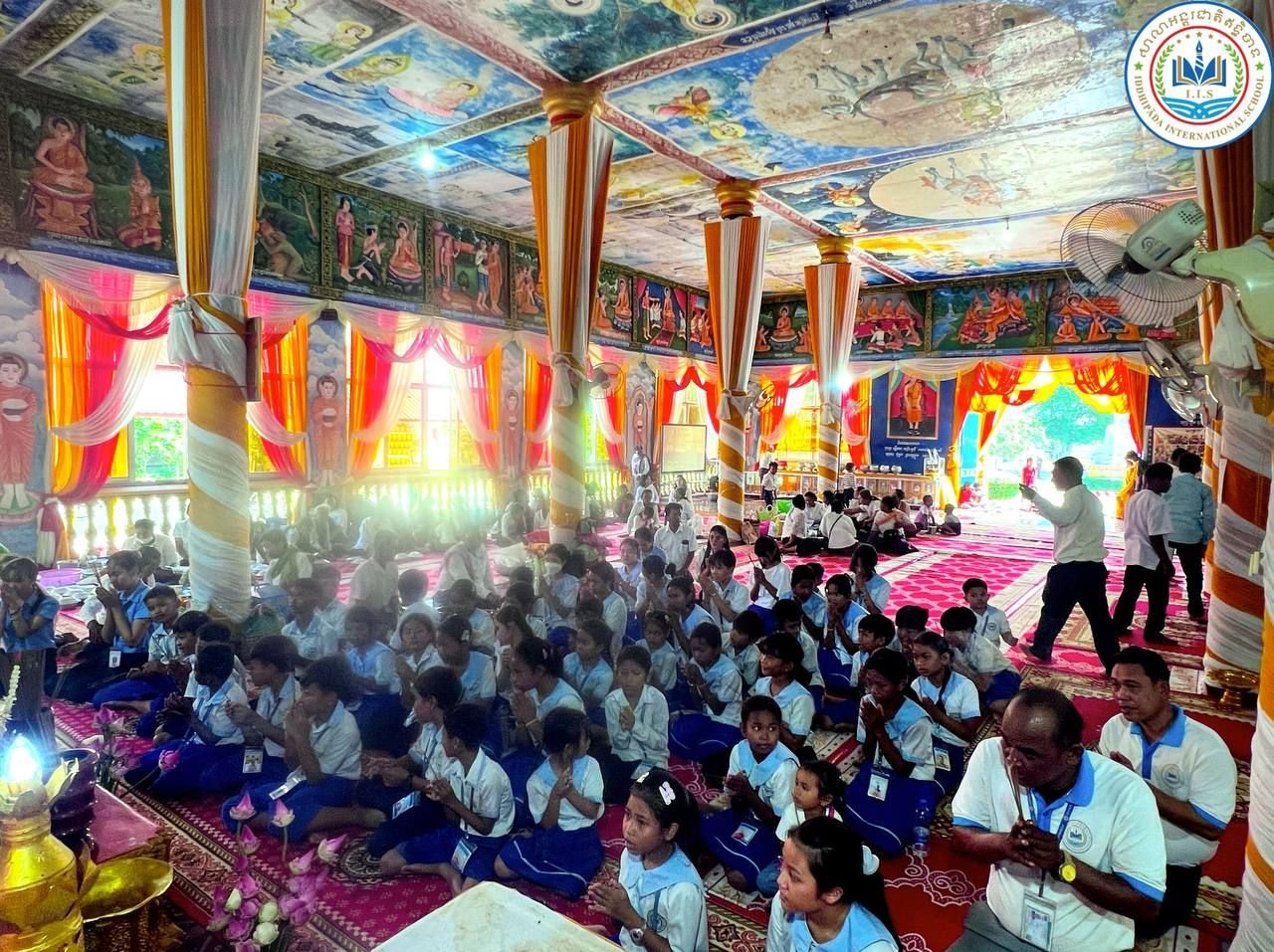 Lead teachers, staff, and students to the pagoda on Ben 12 Day