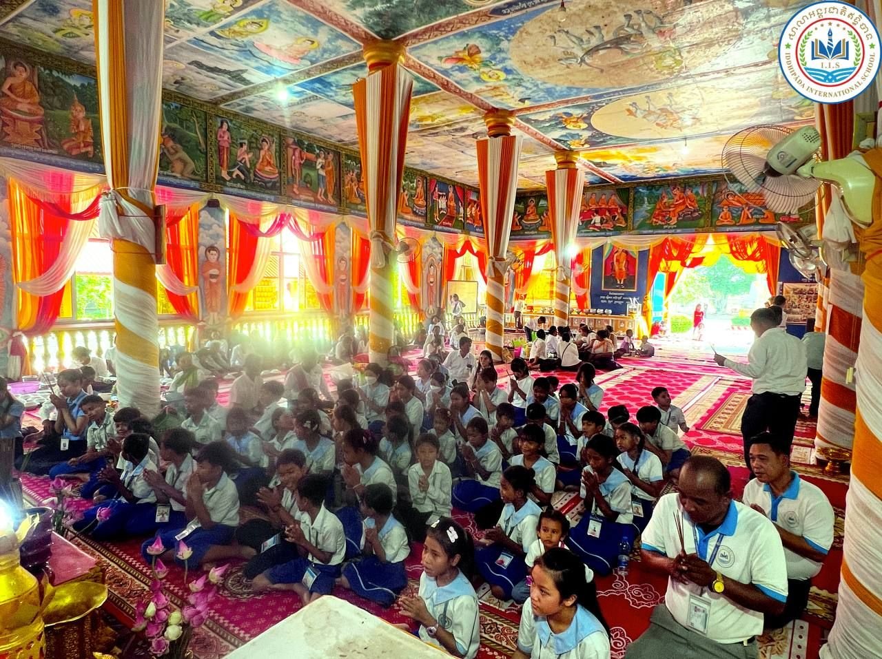 Lead teachers, staff, and students to the pagoda on Ben 12 Day