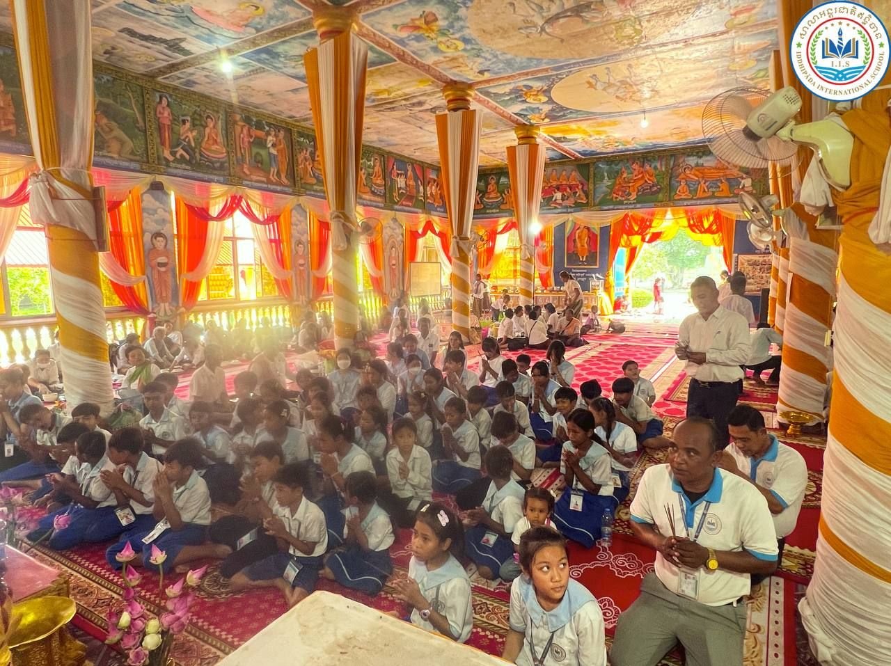 Lead teachers, staff, and students to the pagoda on Ben 12 Day