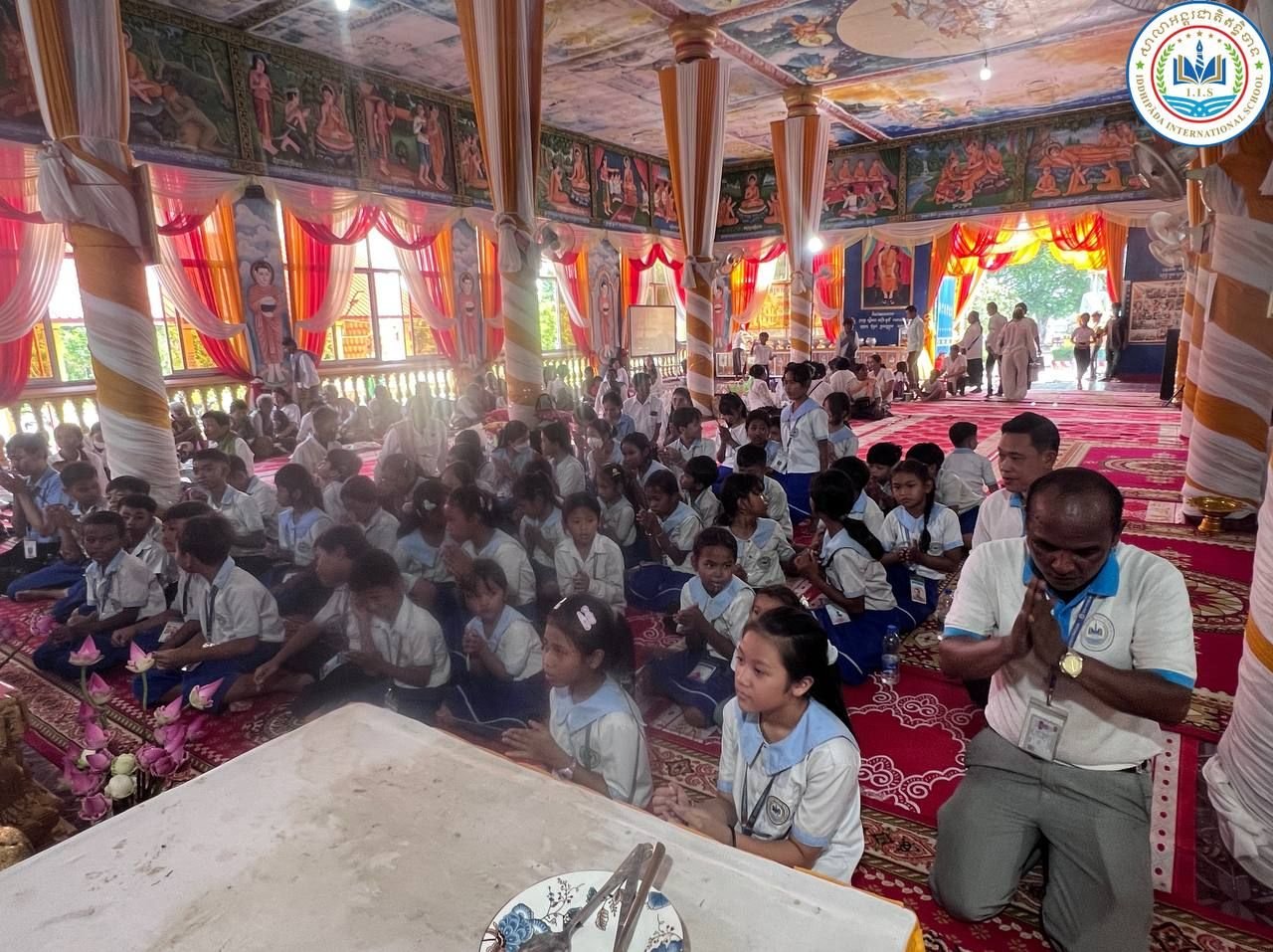 Lead teachers, staff, and students to the pagoda on Ben 12 Day