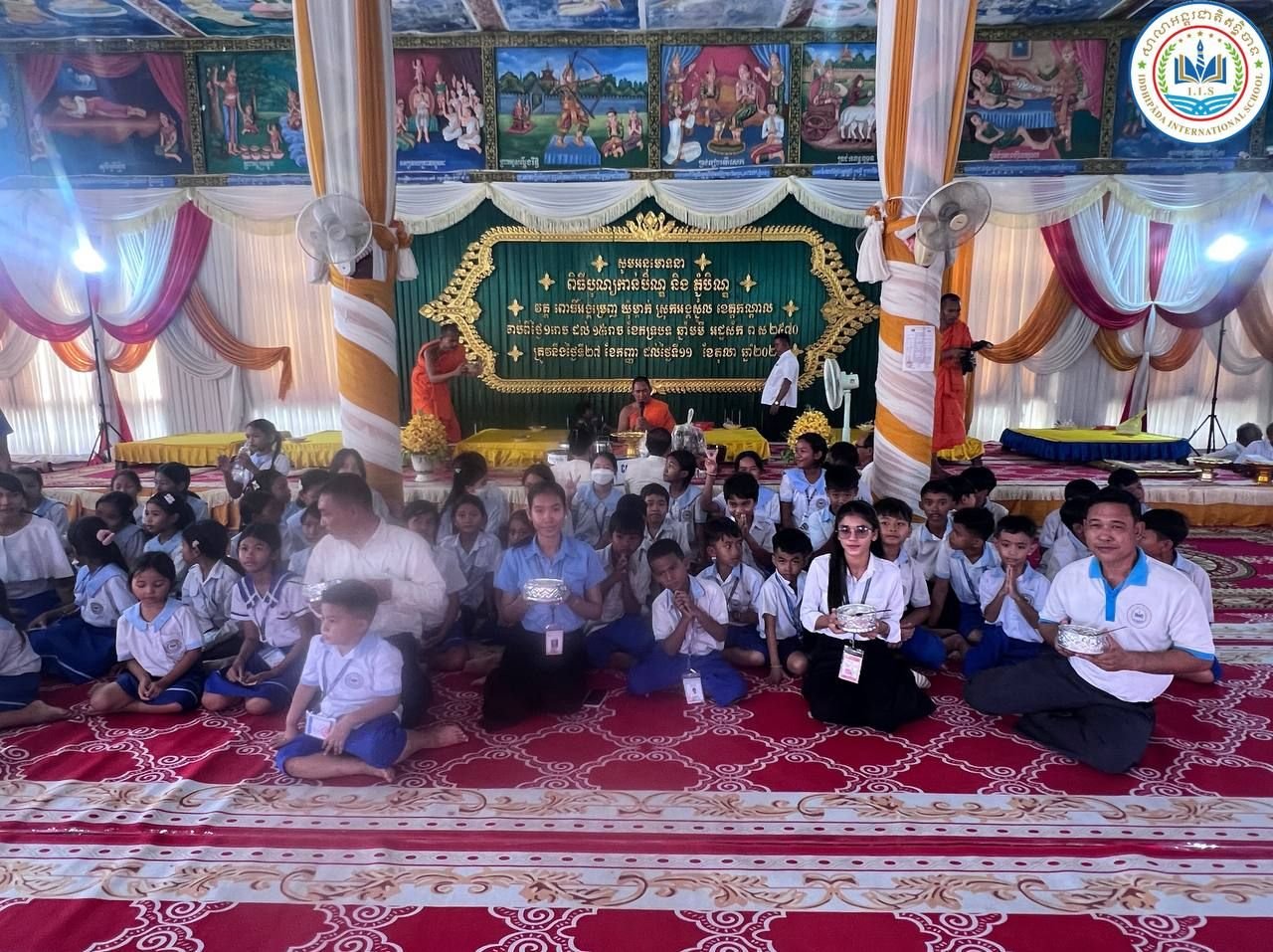 Lead teachers, staff, and students to the pagoda on Ben 12 Day